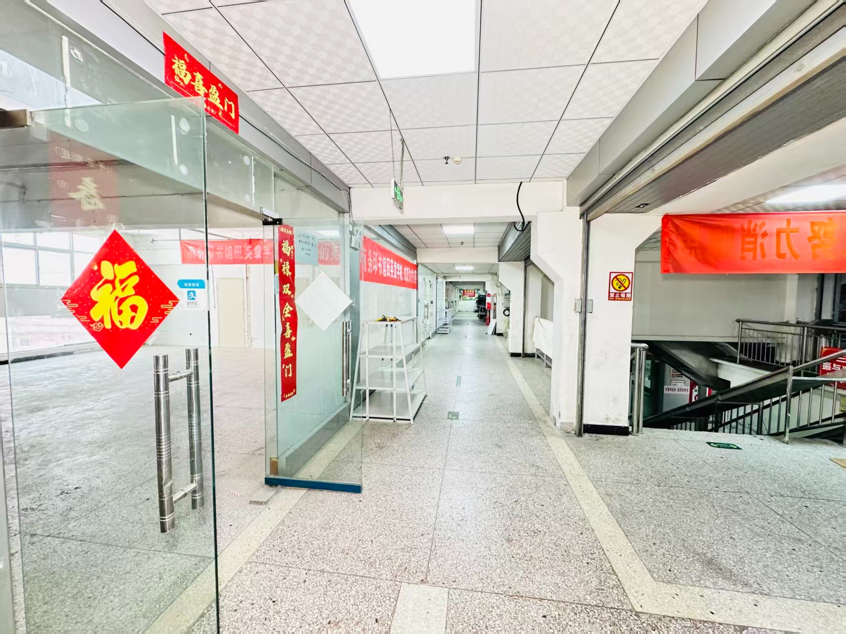 五环街灵活办公空间，满足企业不同发展阶段需求 ✨ 商业配套完善，助力企业快速成长 ✨ AI产业资源链接，共建创新生态 ✨ 办公、展示、运营一体化空间  现在入驻，抢占AI产业发展新赛道！_COPY